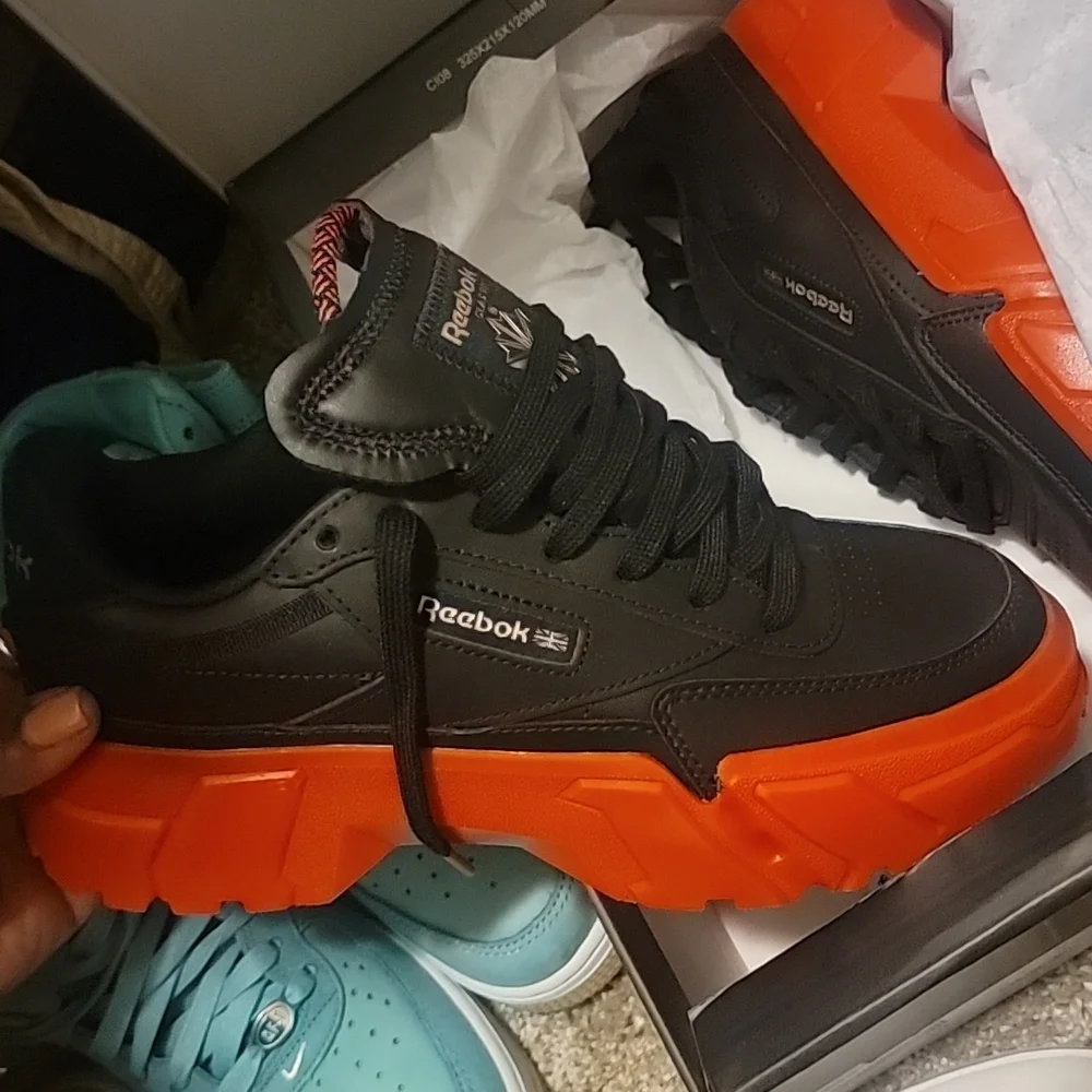 COPY - Reebok Cardi B - Picture 1 of 4